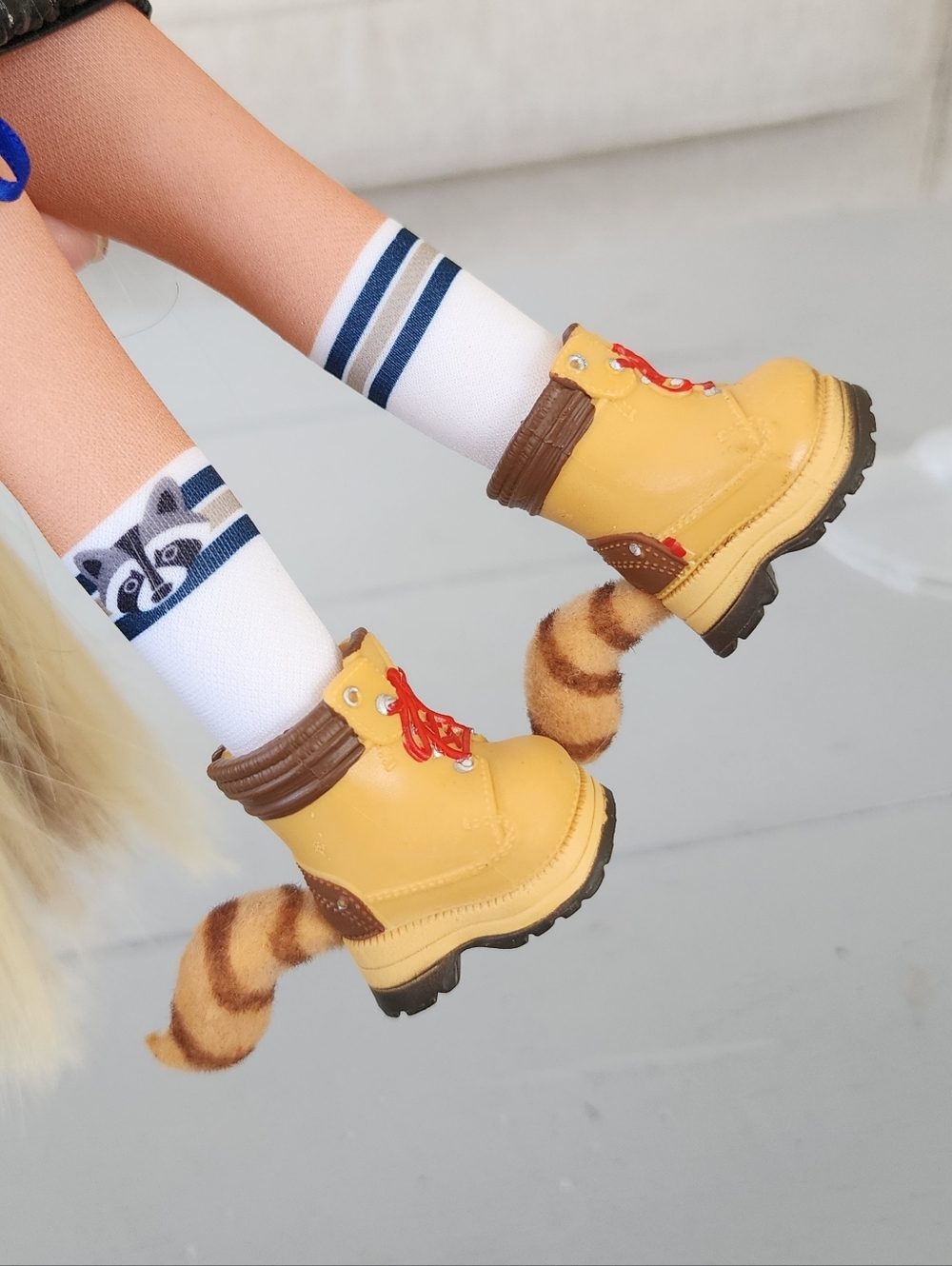 🦝 Na! Na! Na! Large Surprise Teens Gretchen Stripes 11" Fashion Doll Racoon - Picture 7 of 7